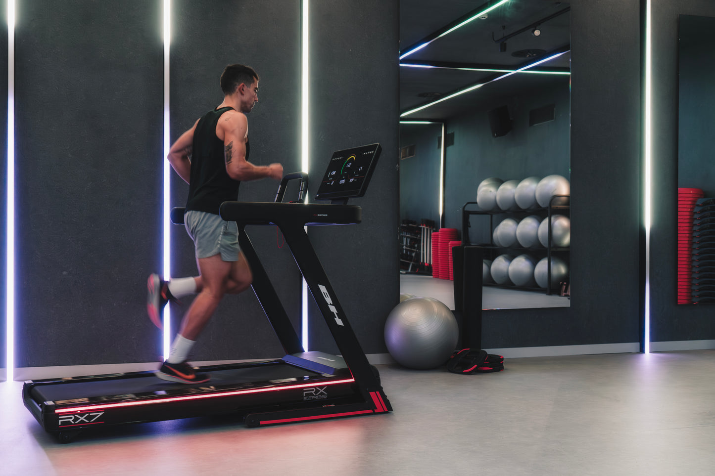 RX7 Multimedia – Intensive-Use Treadmill